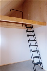 Hyggeligt værelse med hems!