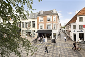 Lækker og lys lejlighed med adgang til fælles t...