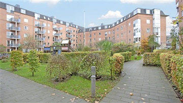 God desponineret lejlighed med åbent køkken