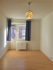 Værelse Lyst værelse på 16 m² m/altan – Tæt på Amagerbro St.
