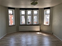 Hus/villa Boligen omfatter hele villaens første etage med egen indgang.