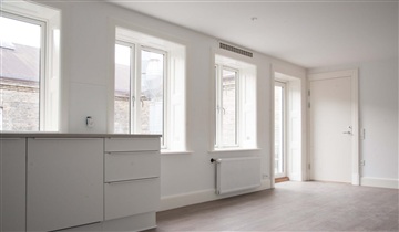 Renoveret lejlighed med altan i centrum