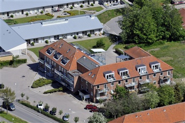 Dejlig lys lejlighed med altan