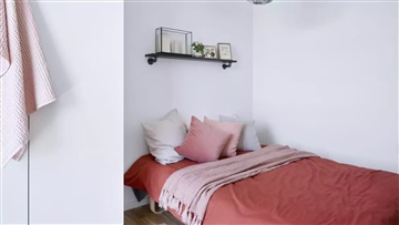 Rummelig lejlighed med udgang til altan