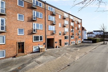 Lys og velindrettet 3-værelses lejlighed med al...