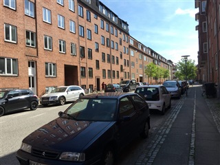 Renoveret lejlighed i vestbyen med altan