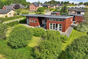 Moderne villa i naturskønt og familievenligt om...