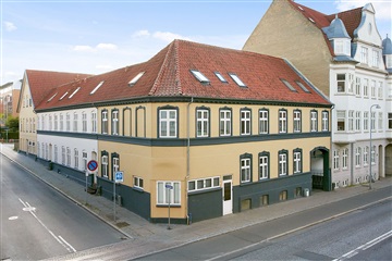 136 m2 lejlighed. Husdyr er tilladt
