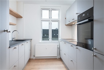 Nyrenoveret 3-værelses lejlighed udlejes