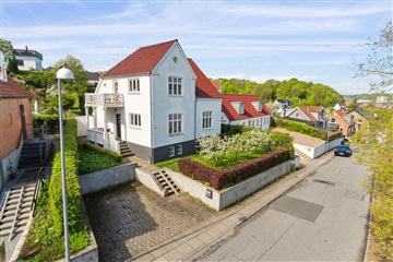 Klassisk villa i Mølholm med charme og central ...