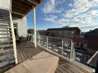 Nyrenoveret 2v med 20m egen terrasse midt i gåg...