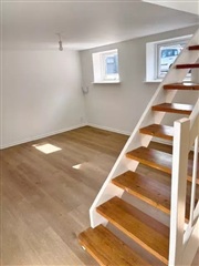 Lys 4-værelses i to plan med gårdterrasse og de...