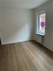 Lys 3-værelses på 68 m2 med gennemgående trægul...