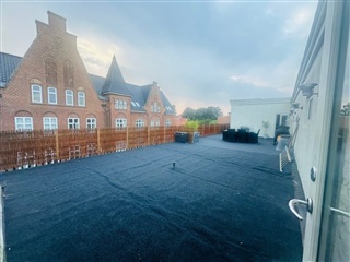 Nyrenoveret penthouselejlighed med tagterrasse ...