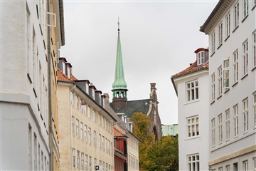 Skøn lejlighed i to etager med privat tagterras...