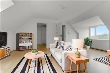 Lys 2-værelses på 61 m2 i tagetagen med skråvæg...