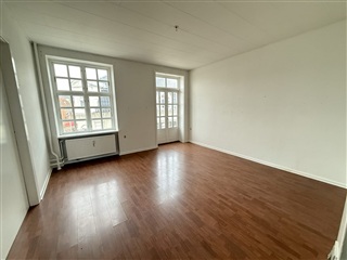 Stor 5 vær. lejlighed – med altan – Attraktiv p...