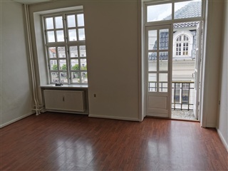 Stor 5 vær. lejlighed – med altan – Attraktiv p...