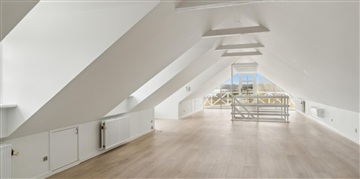 Charmerende og moderniseret bolig med god plads...