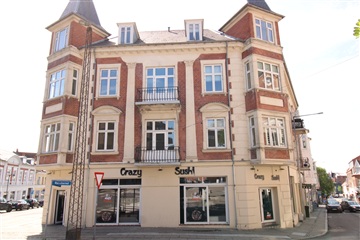 Stor 3-værelses bolig med altan og central beli...