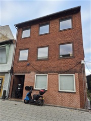 Gennem moderniseret centralbeliggende lejlighed...