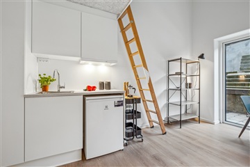Moderne og flot 1-værelses lejlighed med hems