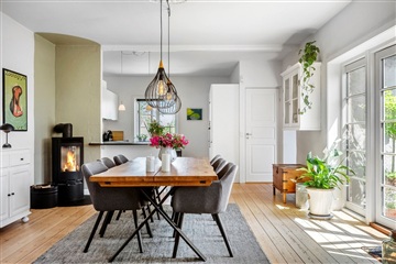 Nyrenoveret villa med central beliggenhed | Hel...