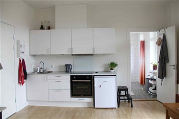 Stor 1-vær. tæt på midtbyen