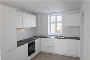 Renoveret 2-værelses lejlighed med central beli...