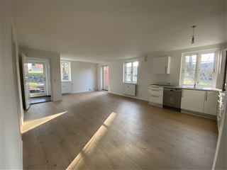 Flot 4 værelses lejlighed med direkte adgang ti...