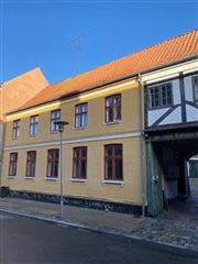 Stor 8 værelses lejlighed centralt i Assens