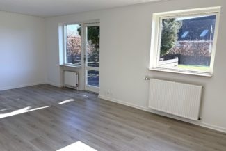 Ny renoveret 1-planshus i lukket vænge tæt på g...