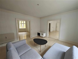 Rummelig og lys lejlighed  | København K.