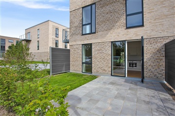 Flot og lys 2-værelses med terrasse og have