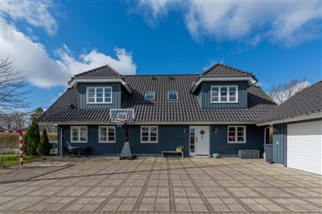 Fuldt møbleret stor villa | Bredsten