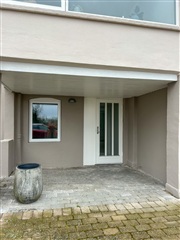 Nyrenoveret og lys parterre-lejlighed med terra...