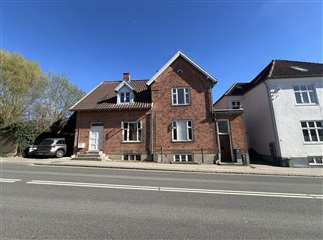 Hus/villa Rummelig villalejlighed med 9 værelser og centralt