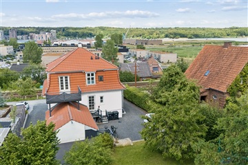 Rummelig og charmerende villa med skøn, lukke...