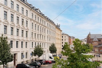 Gennemrenoveret 5-værelses lejlighed på 147 m² ...
