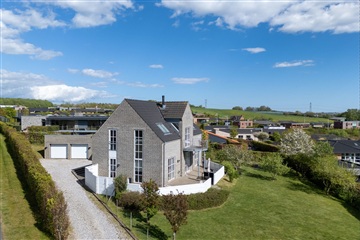 Lys arkitekttegnet villa med ugeneret udsigt ...