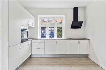 Rummelig 4-værelses lejlighed på 90 m² med di...